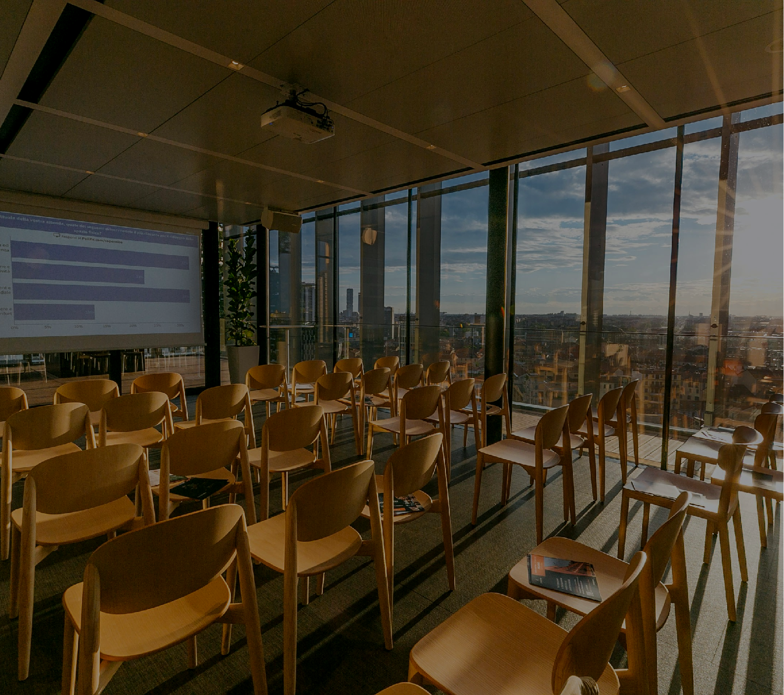 關鍵詞：智慧辦公，觀景會議室，智能投影，深圳市武智科技;描述：深圳市武智科技智慧辦公場景下的觀景會議室，配備智能投影等設備，助力高效會議